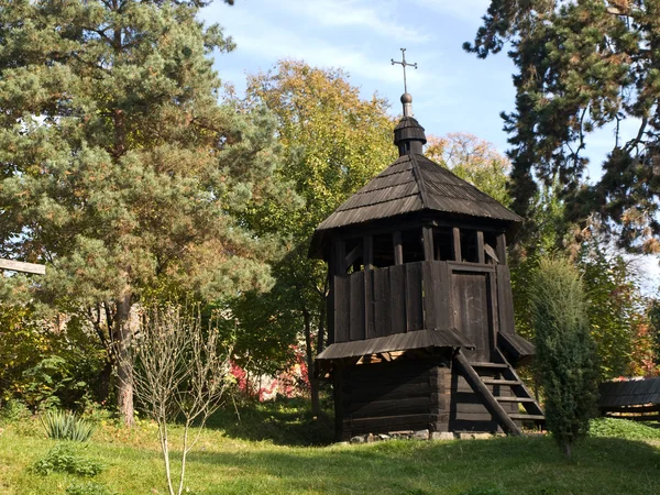 Dzwonnica Jest Zbudowany Drewna Znajduje Się Dziedzińcu Świątyni — Zdjęcie stockowe