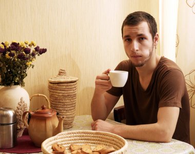 genç bir adam mutfakta Kahvaltı