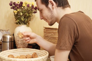 çay ve mutfak rusk genç adam