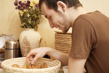 çay ve mutfak rusk genç adam