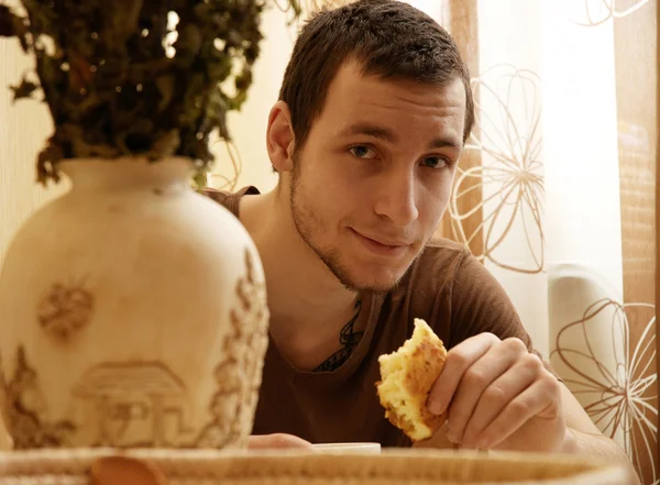Genç Bir Adam Mutfakta Kahvaltı — Stok fotoğraf