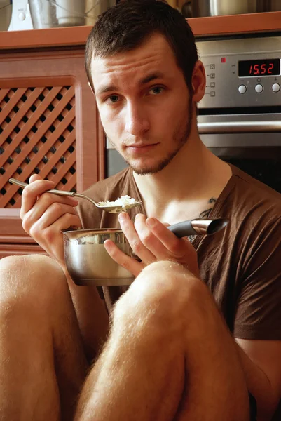 Homem Com Panela Arroz Cozinha — Fotografia de Stock
