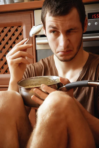 Homem Com Panela Arroz Cozinha — Fotografia de Stock
