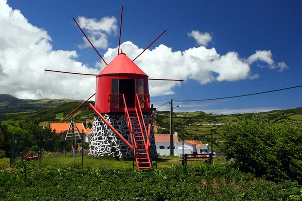Vecchio mulino a vento sull'isola di Faial Foto Stock