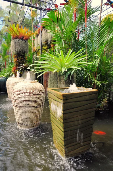 Water gracht met terracotta potten — Stockfoto
