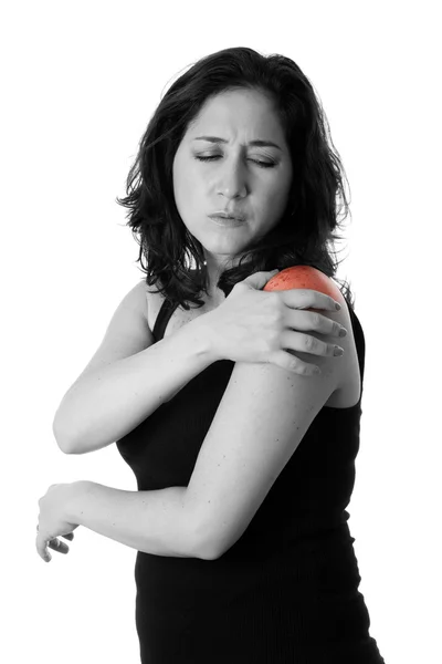 Женщина с болью в плече — стоковое фото