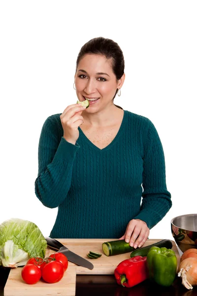 Kvinna matlagning i köket — Stockfoto