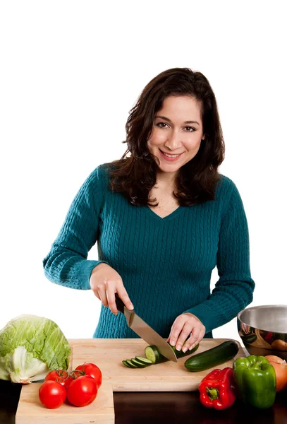 Женщина приготовления пищи на кухне — стоковое фото