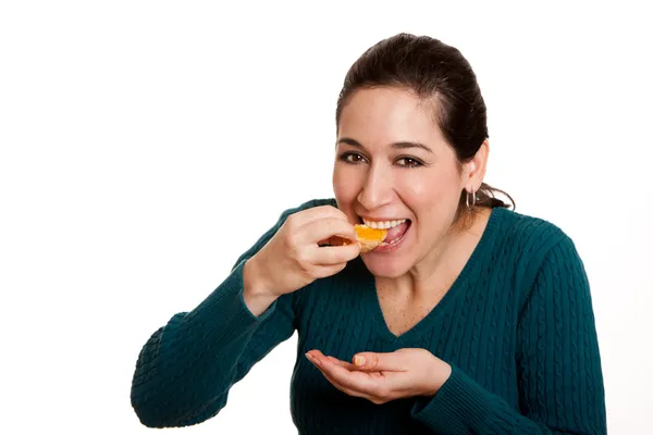 ジューシーなマンダリン オレンジのスライスを食べる — ストック写真