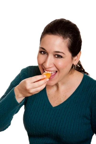 Comendo mandarina fatia de laranja — Fotografia de Stock