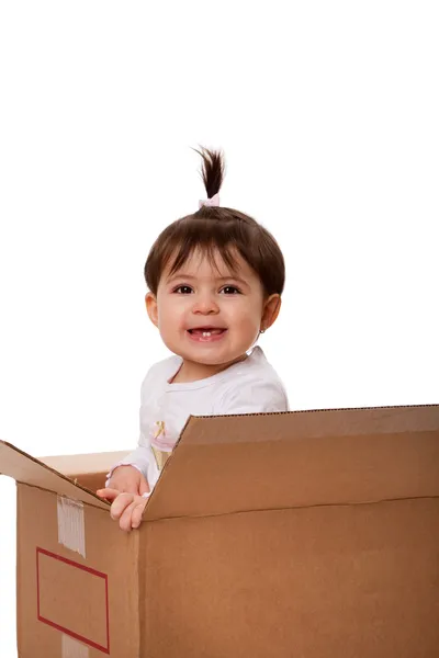 Bebê feliz em caixa móvel — Fotografia de Stock