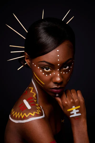 Tribal skönhet kvinna med smink — Stockfoto