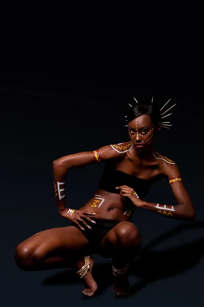 Hermosa Moda Femenina Africana Exótica Con Cosméticos Palos Maquillaje Tribal —  Fotos de Stock