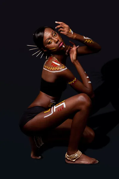 Kobieta uroda plemiennych z makijażem — Zdjęcie stockowe