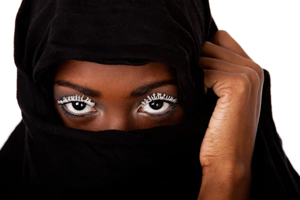 Hermosa Cara Femenina Bufanda Negra Mostrando Ojos Con Pestañas Blancas —  Fotos de Stock