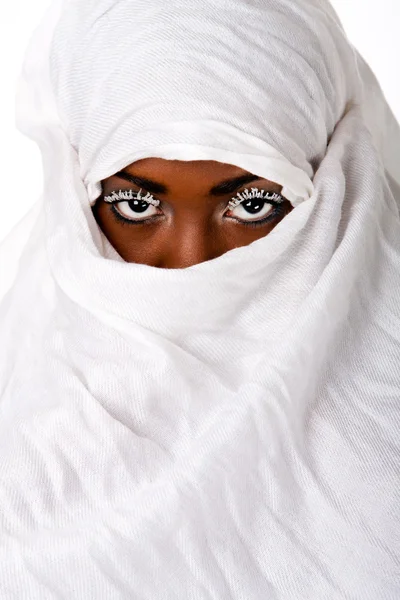 Krásná Ženská Tvář Bílou Šálu Ukazující Oči Bílými Řasami — Stock fotografie