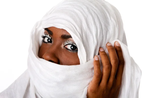 Hermosa Cara Femenina Bufanda Blanca Mostrando Ojos Con Pestañas Blancas —  Fotos de Stock