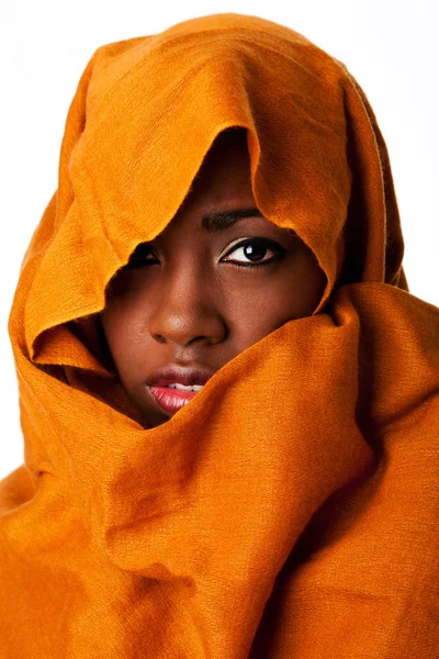 Mysteriöses Frauengesicht in ockerfarbener Kopfbedeckung — Stockfoto