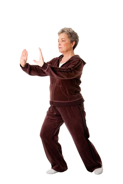 Seniorin macht Tai Chi Yoga-Übungen — Stockfoto