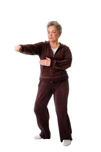 Äldre kvinna gör tai chi yoga träning — Stockfoto