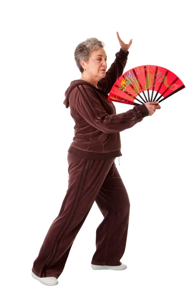 Seniorin macht Tai Chi Yoga-Übungen — Stockfoto