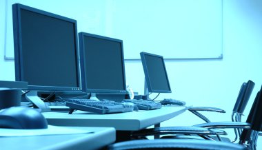 bilgisayar odası, iş kavramı mavi ekranlar fotoğraf