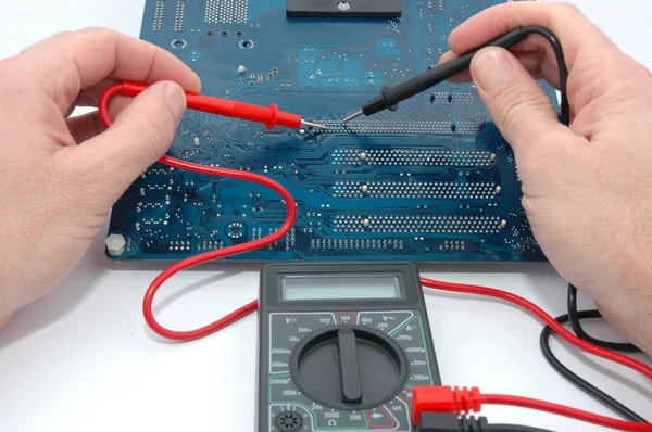 Réparation carte de circuit informatique — Photo
