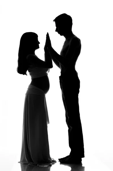 Silhouette eines schwangeren Paares — Stockfoto