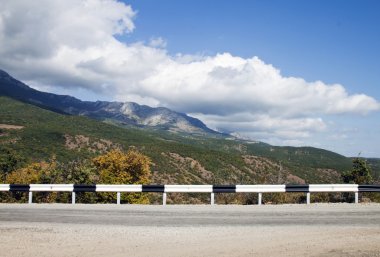 Yaz aylarında açık bir günde Kırım dağ yolu