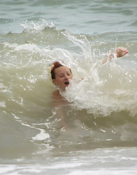 Dalga Deniz Altında Bir Kız Deniz Banyosu — Stok fotoğraf