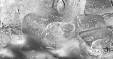 tasarımınız için gri bir arka plan üzerine bir buz küpü tutulması