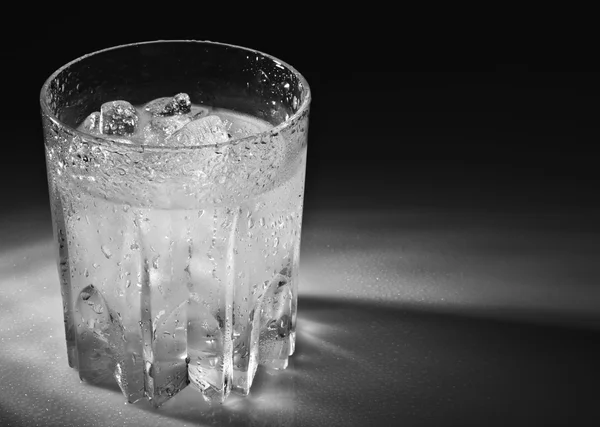 Glas Wodka Water Met Ijsblokjes — Stockfoto