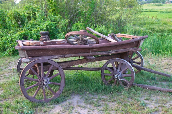Carro Madera Antiguo Pie Sobre Una Hierba Verde — Foto de Stock