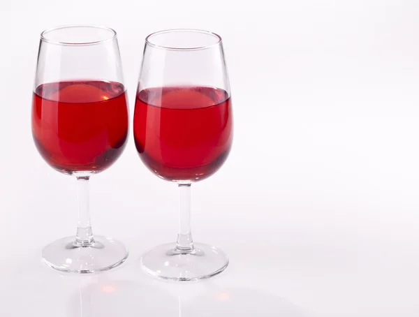 Gri Bir Arka Plan Üzerine Bir Bardak Kırmızı Şarap — Stok fotoğraf