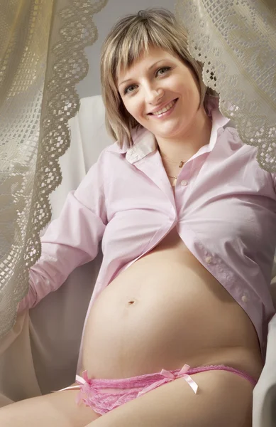 Das Mädchen ist schwanger — Stockfoto