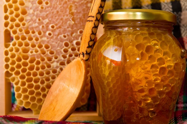 Frascos de mel e favo de mel — Fotografia de Stock