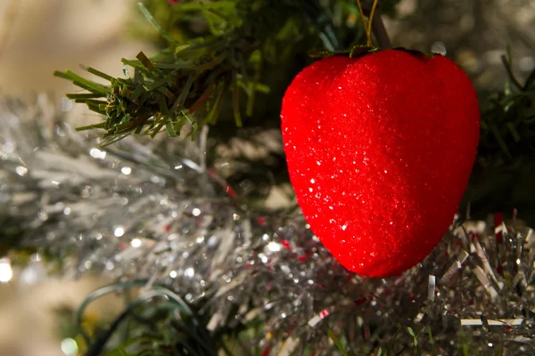 Jule bold på dekoreret træ - Stock-foto