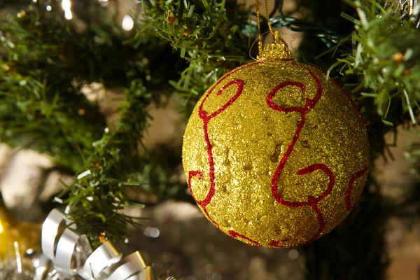 Bola de Natal na árvore decorada — Fotografia de Stock