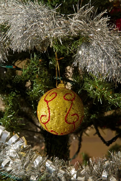 Vánoční koule na nastrojený stromeček — Stock fotografie