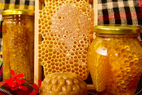 Frascos de mel e favo de mel — Fotografia de Stock