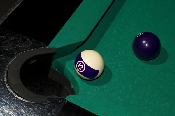 緑のフェルト テーブル上のボールでビリヤードを再生 — ストック写真