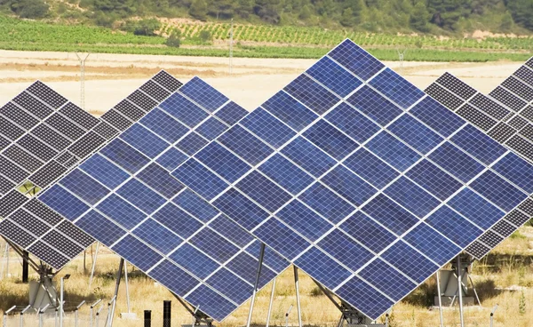 一些发电能源的太阳能电池板 — 图库照片