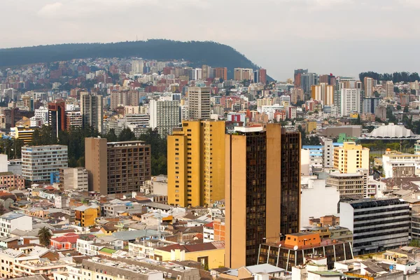 Edificios modernos en el lado norte de Quito — Foto de Stock