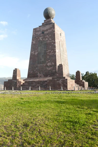 Памятник экватору Не — стоковое фото
