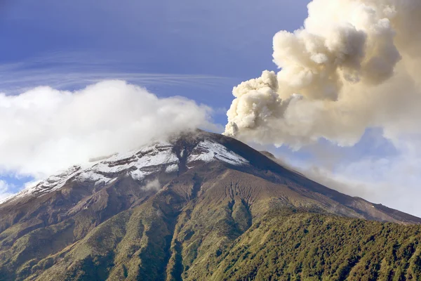 Rauchender Vulkan — Stockfoto