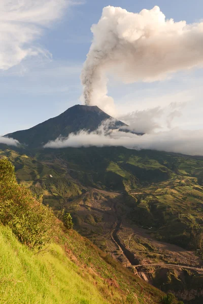 Tungurahua Volcano Vertical — Stock Photo, Image