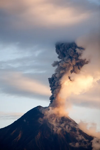 Tungurahua Explodindo — Fotografia de Stock