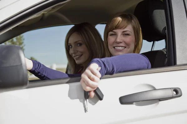 Två glada kvinnor i en bil — Stockfoto
