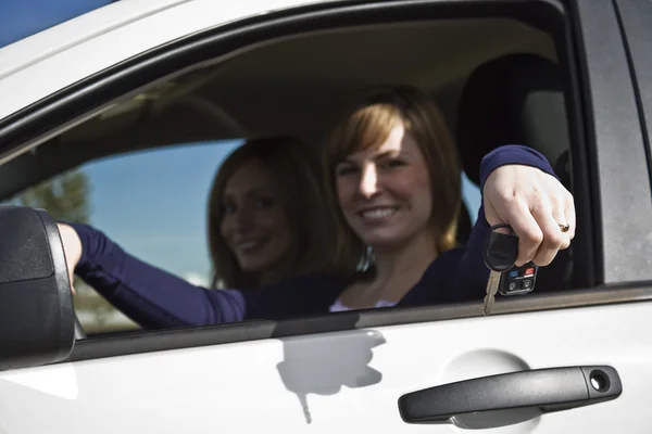 Two happy women in a car — Stock Photo, Image
