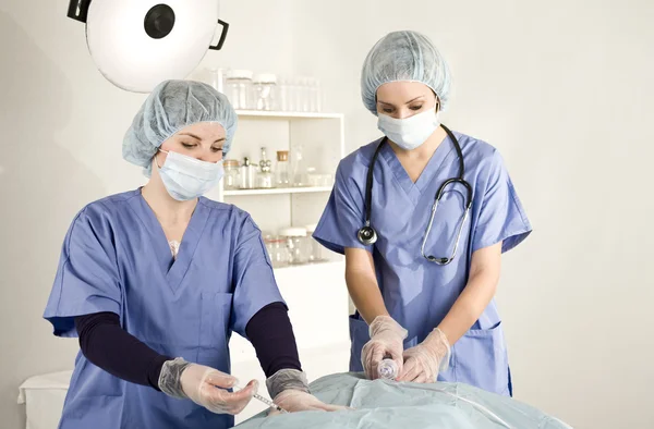 Médecin et infirmière de l'équipe chirurgicale — Photo